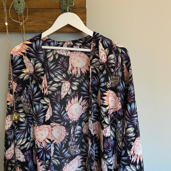 Super cute H&M light and open patterned blouse - Picture 4 of 4